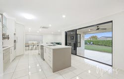 8 Outlook Court, Ashfield, Qld 4670
