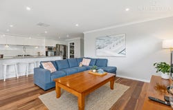 14 Plunkett Drive, Lake Albert, NSW 2650
