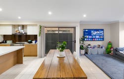 35 Lakeside Pde, Jordan Springs, NSW 2747