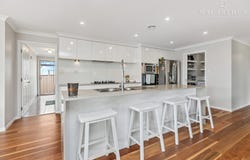 14 Plunkett Drive, Lake Albert, NSW 2650