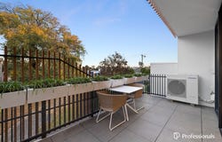 4/2 Wattle Grove, McKinnon, Vic 3204