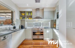 8 Young Circuit, Elderslie, NSW 2570