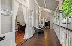 1 Virginia Avenue, Hawthorne, Qld 4171