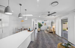 2/49 Saleng Crescent, Warana, Qld 4575