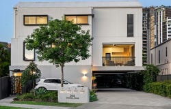 1/202 Stanhill Drive, Surfers Paradise, Qld 4217