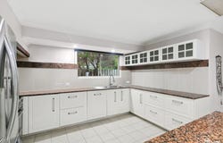 121 Grovelands Drive, Camillo, WA 6111