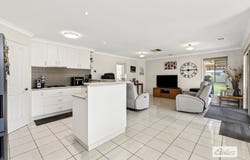 77 Read Street, Howlong, NSW 2643