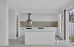 4 Broadbeach Circuit, Sanctuary Lakes, Vic 3030