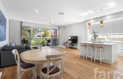 2/240 Bayview Street, Hollywell, Qld 4216