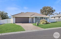 11 McKinlay Place, Tamworth, NSW 2340