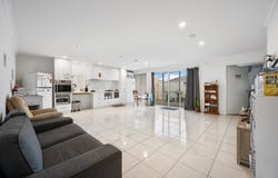 2/90 West Churchill Avenue, Lake Coogee, WA 6166