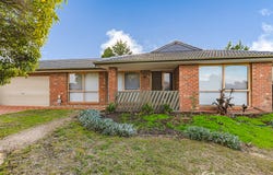 15 HAYBALE PLACE, Melton West, Vic 3337