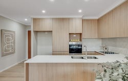 2/13 Leichhardt Street, Centenary Heights, Qld 4350