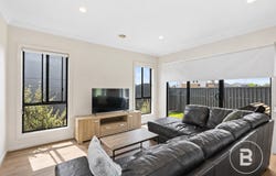 2 Zelkova Place, Lake Gardens, Vic 3355