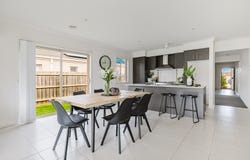 17 Equine Circuit, Melton South, Vic 3338