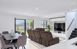 1 Mount Bowen St, Park Ridge, Qld 4125