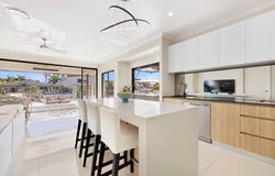 5 Crest View Key, Broadbeach Waters, Qld 4218