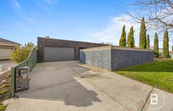 42 Faversham Avenue, Lake Gardens, Vic 3355