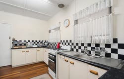 17 Thompson Street, Silkstone, Qld 4304