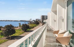2/25 Honeysuckle Drive, Newcastle, NSW 2300