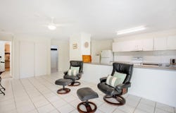 1/10 Golden Crest Place, Bellbowrie, Qld 4070