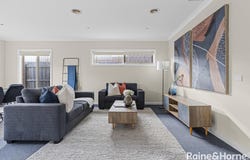 2/9 Haywood Grove, Melton West, Vic 3337