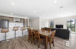 2 Zelkova Place, Lake Gardens, Vic 3355