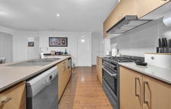 4 Fleuve Rise, Clyde North, Vic 3978