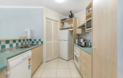 5B/220 Marine Parade, Labrador, Qld 4215