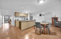 4 Fleuve Rise, Clyde North, Vic 3978