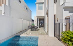 2/2 Saxonvale Terrace, Mermaid Waters, Qld 4218