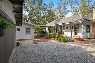 /international/au/8-primrose-street-violet-town-vic-151098108/