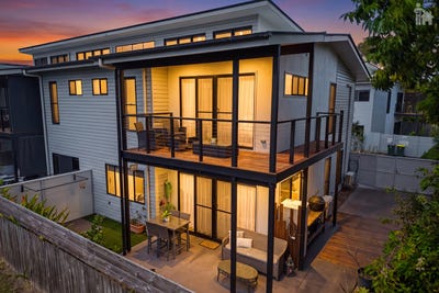 /international/au/1-29-tavistock-street-torquay-qld-151605108/