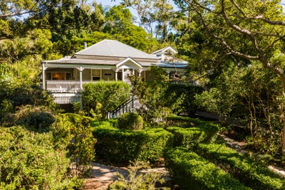 /international/au/26-barnett-road-bardon-qld-151270420/