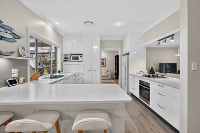 /international/au/8-windemere-road-wondunna-qld-152167552/