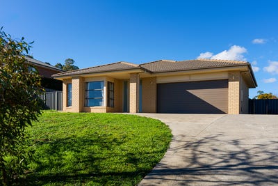 /international/au/18-penhallurick-street-campbells-creek-vic-151360592/