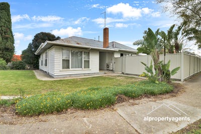 /international/au/33-henry-street-horsham-vic-151516200/