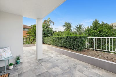/international/au/24-11-19-taylor-street-biggera-waters-qld-148528304/