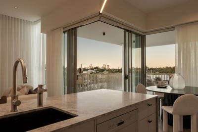 /international/au/penthouse-109-clarence-road-indooroopilly-qld-151442040/