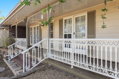 /international/au/11-werth-street-oakey-qld-151410660/