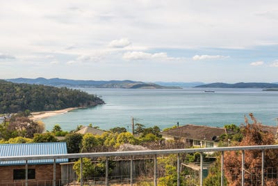 /international/au/5-bluewater-court-kingston-beach-tas-152242776/