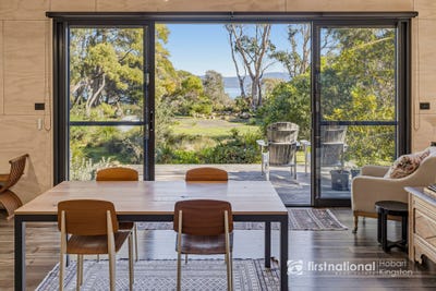 /international/au/1852-bruny-island-main-road-great-bay-tas-152227712/