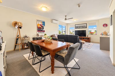 /international/au/937-66-sickle-avenue-hope-island-qld-152068672/