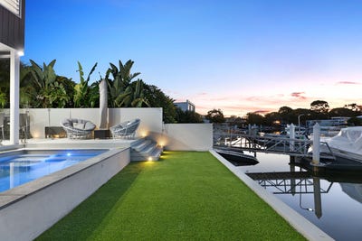 /international/au/1-21-vaggelas-crescent-biggera-waters-qld-150832220/