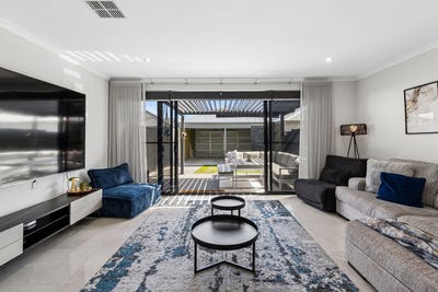 /international/au/13-montague-grange-bushmead-wa-151160644/