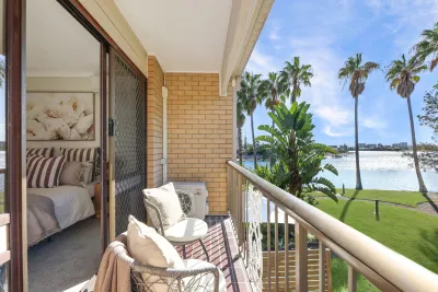 /international/au/12-9-jodie-court-mermaid-waters-qld-151394384/