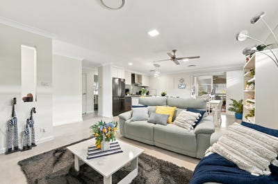 /international/au/33-alkira-circuit-horsley-nsw-152480044/