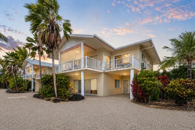 /international/au/7-24-pandanus-drive-cannonvale-qld-151404400/
