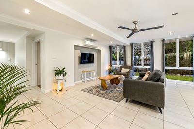 /international/au/10-hickory-street-holloways-beach-qld-148349416/