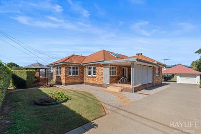 /international/au/14-clifford-street-woody-point-qld-148557080/